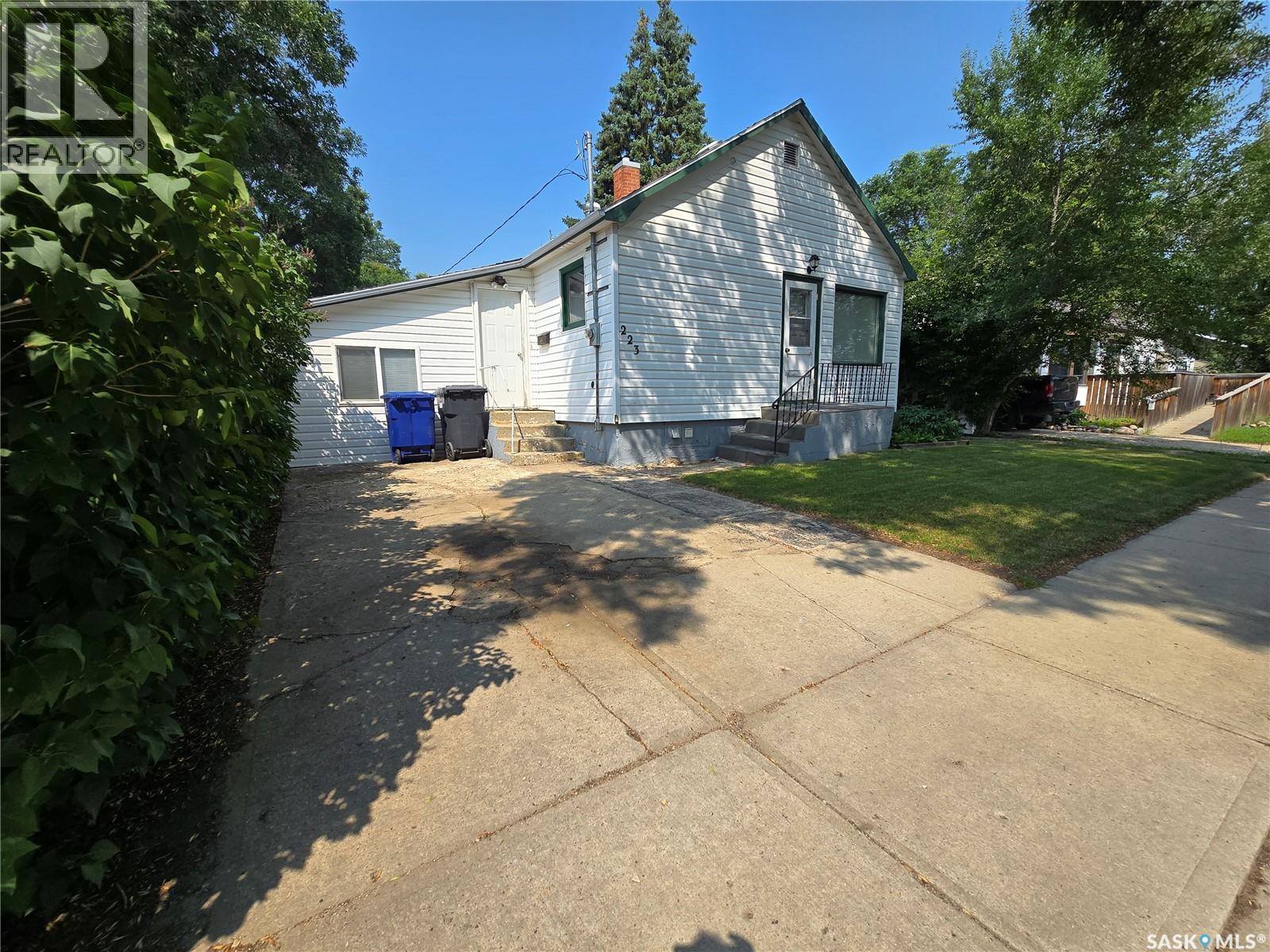 223 9Th Street, Weyburn, SK - Outdoor