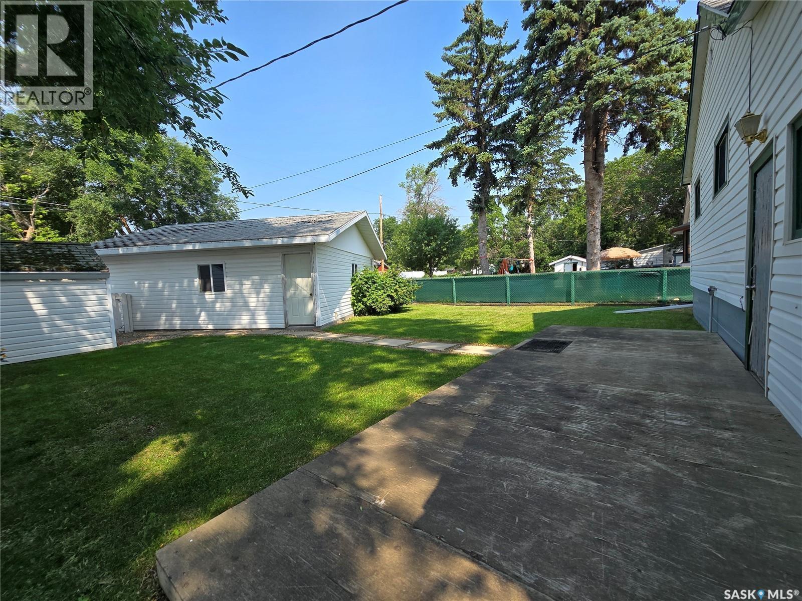 223 9Th Street, Weyburn, SK - Outdoor