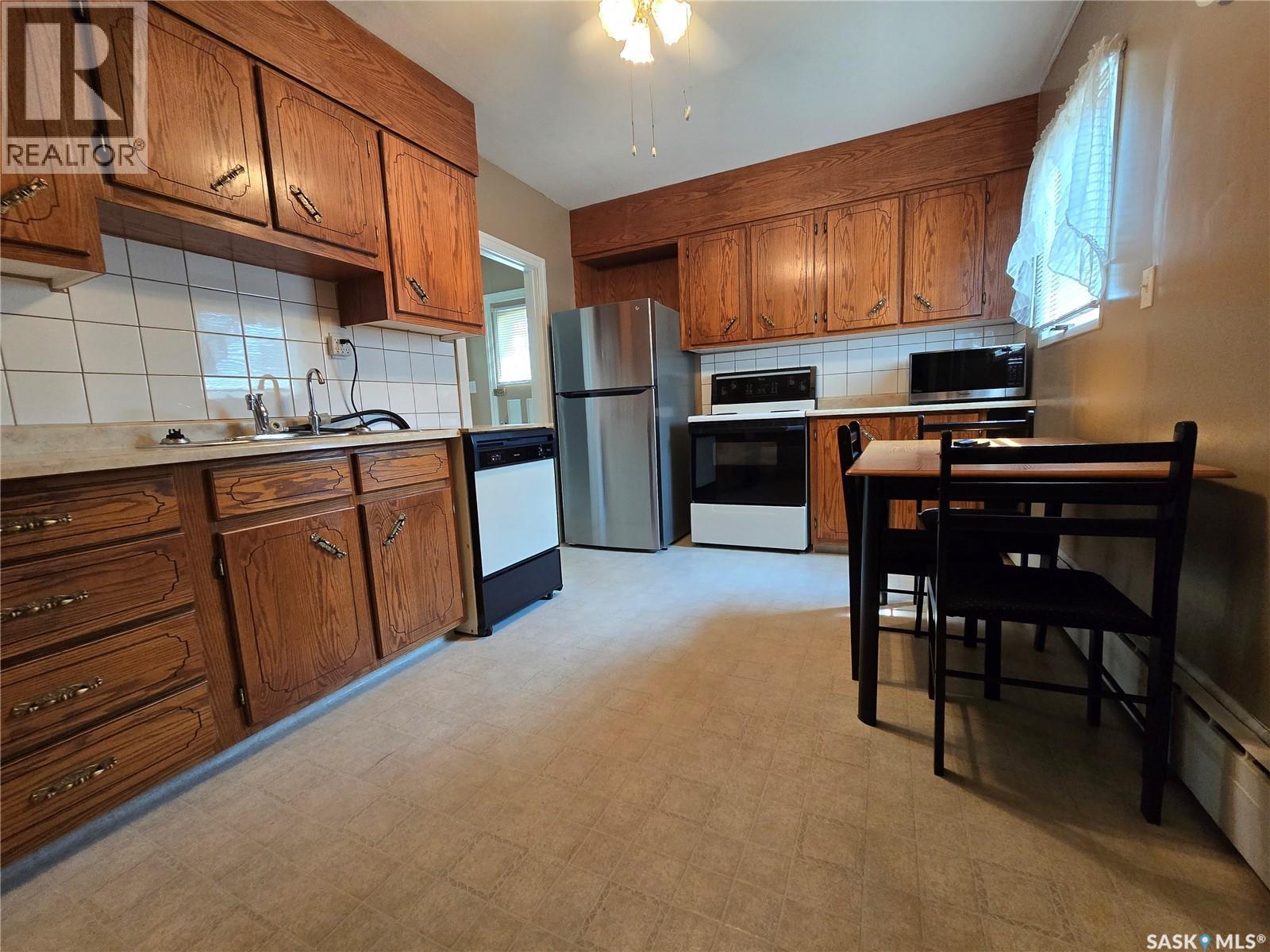 223 9Th Street, Weyburn, SK - Indoor Photo Showing Kitchen