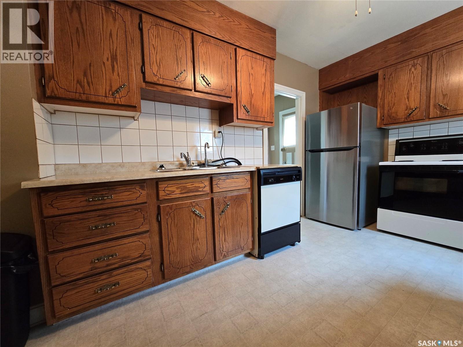 223 9Th Street, Weyburn, SK - Indoor Photo Showing Kitchen With Double Sink