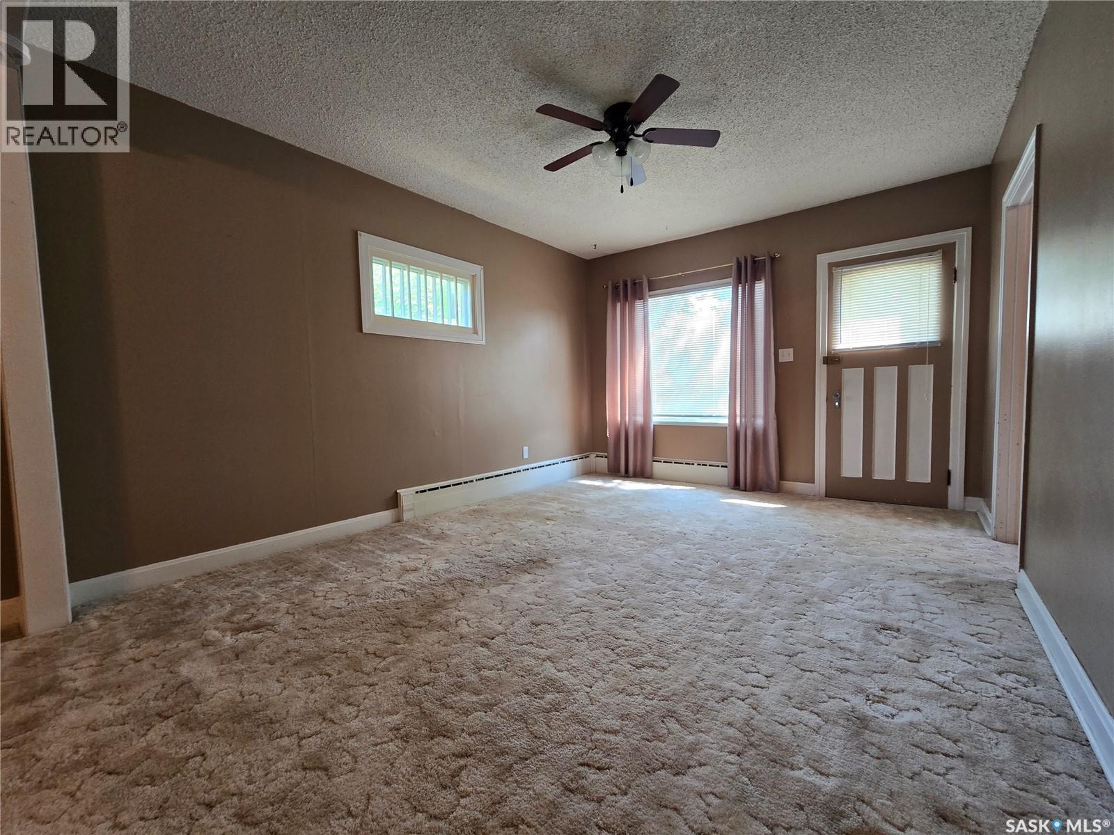 223 9Th Street, Weyburn, SK - Indoor Photo Showing Other Room