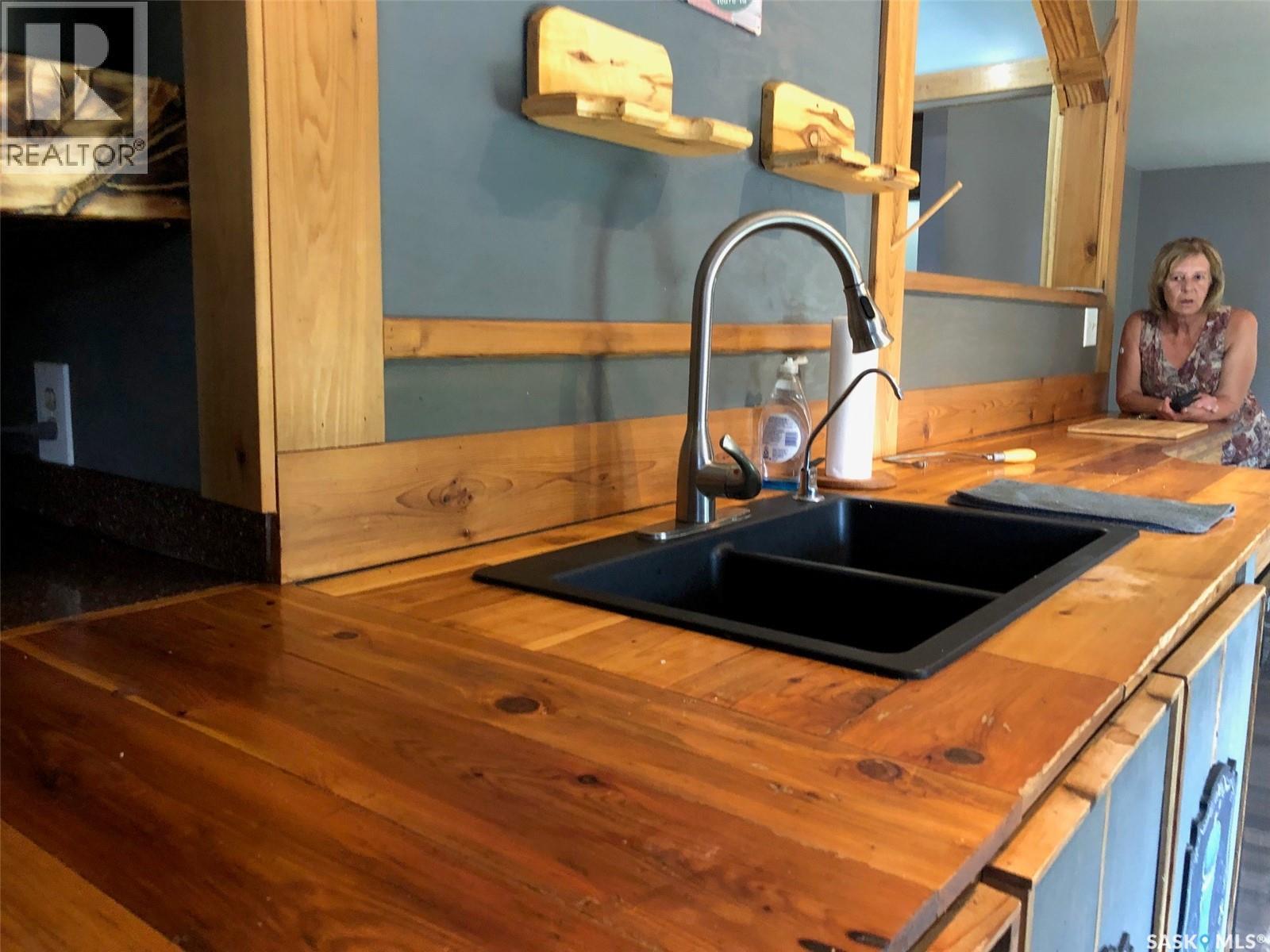 303 6Th Avenue, Invermay, SK - Indoor Photo Showing Kitchen With Double Sink