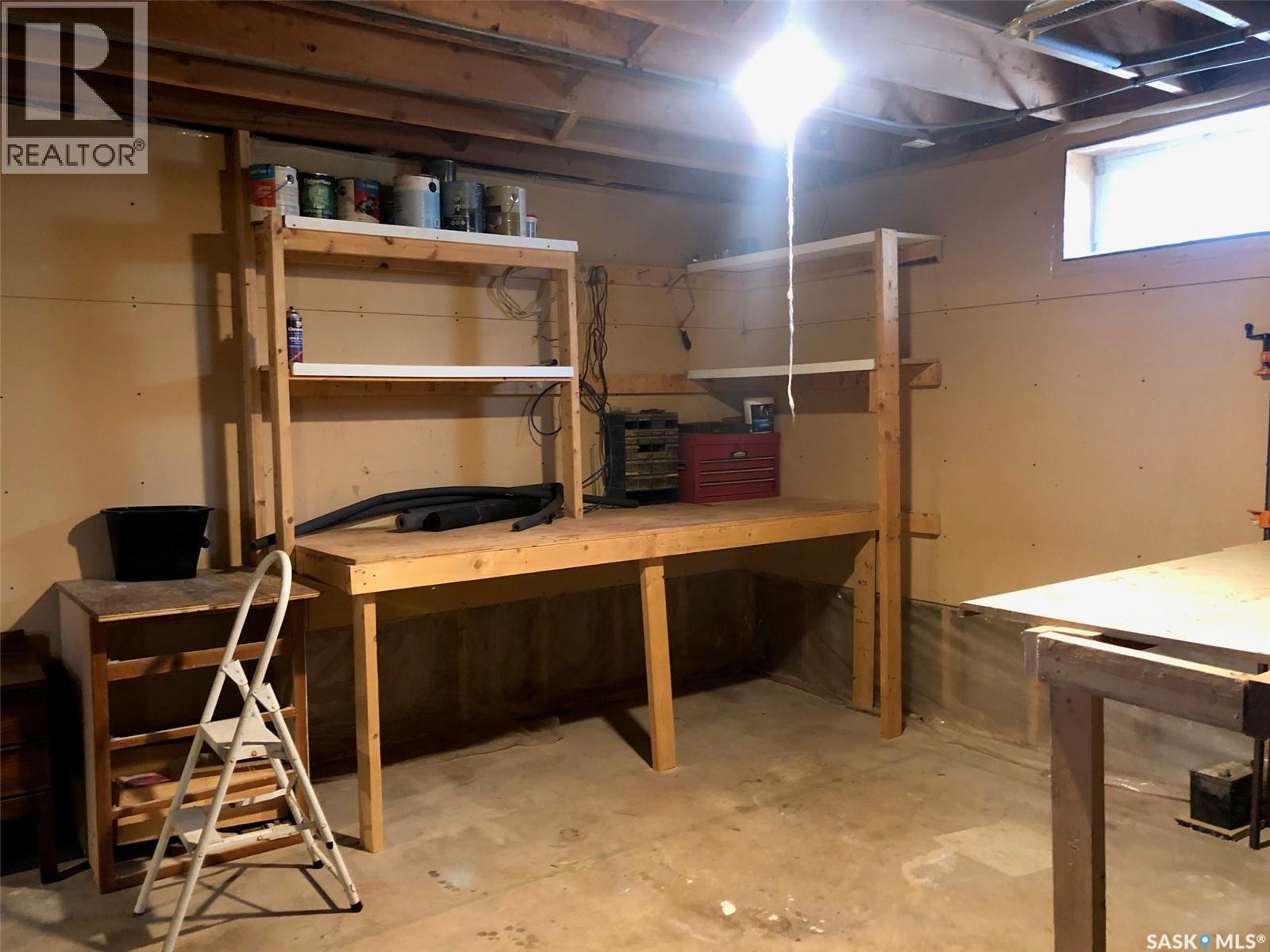 303 6Th Avenue, Invermay, SK - Indoor Photo Showing Garage
