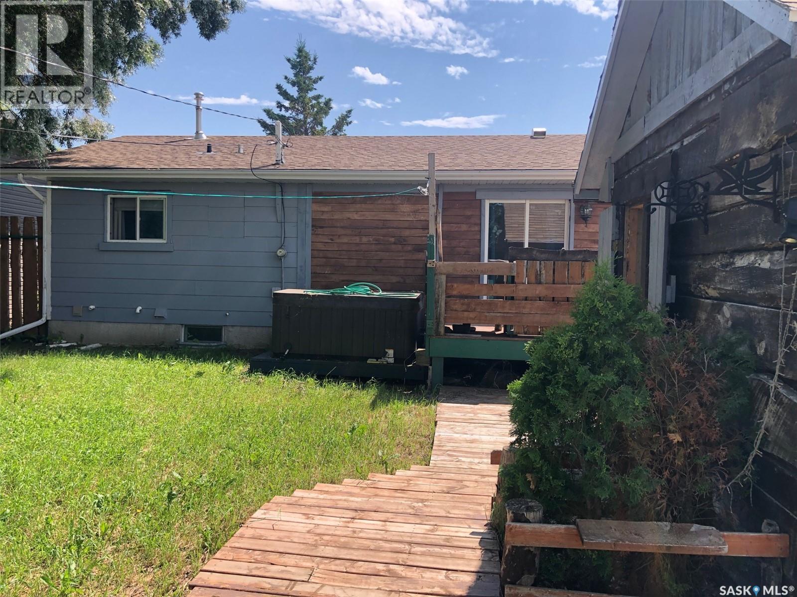 303 6Th Avenue, Invermay, SK - Outdoor With Deck Patio Veranda