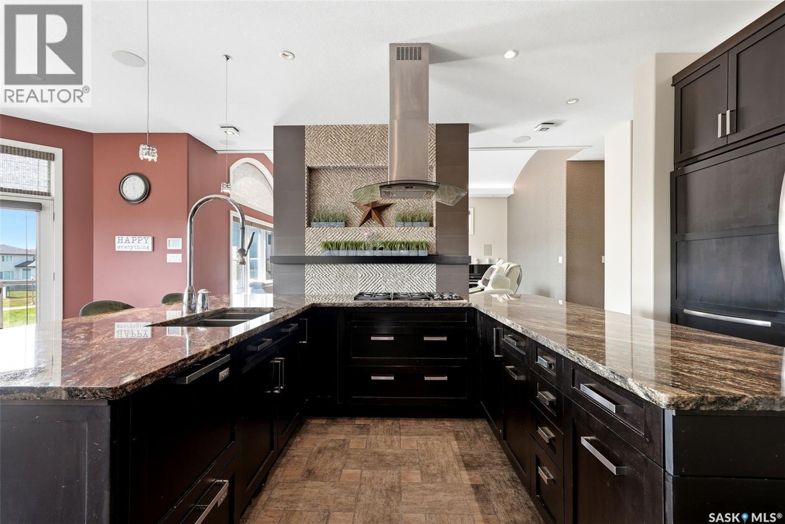 2423 Linner Bay, Regina, SK - Indoor Photo Showing Kitchen With Double Sink With Upgraded Kitchen