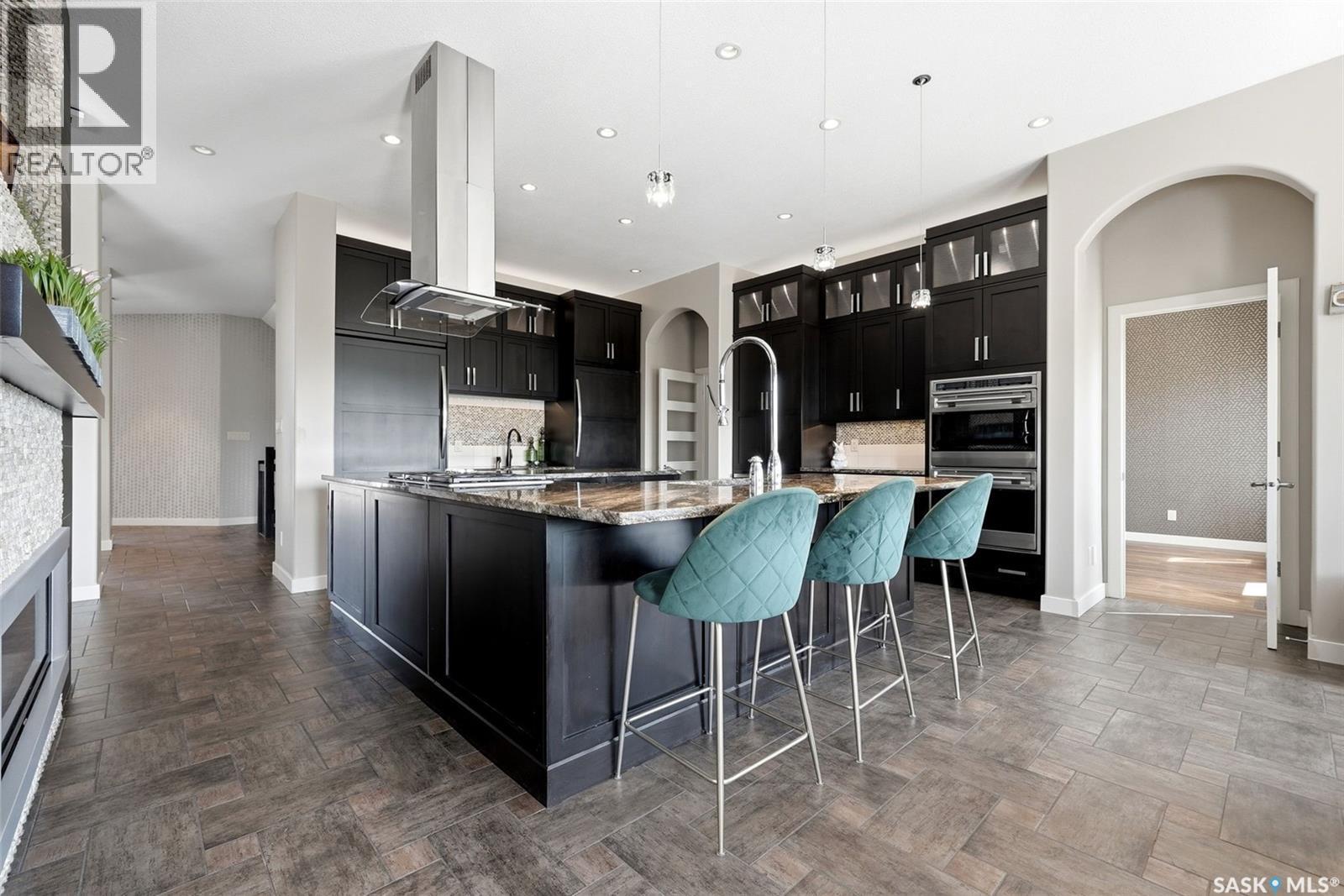 2423 Linner Bay, Regina, SK - Indoor Photo Showing Kitchen With Upgraded Kitchen