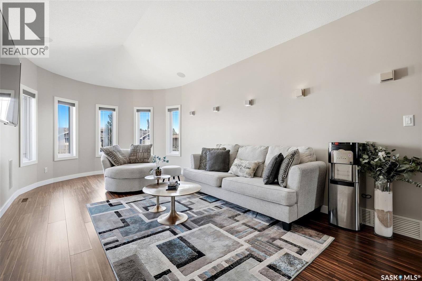 2423 Linner Bay, Regina, SK - Indoor Photo Showing Living Room