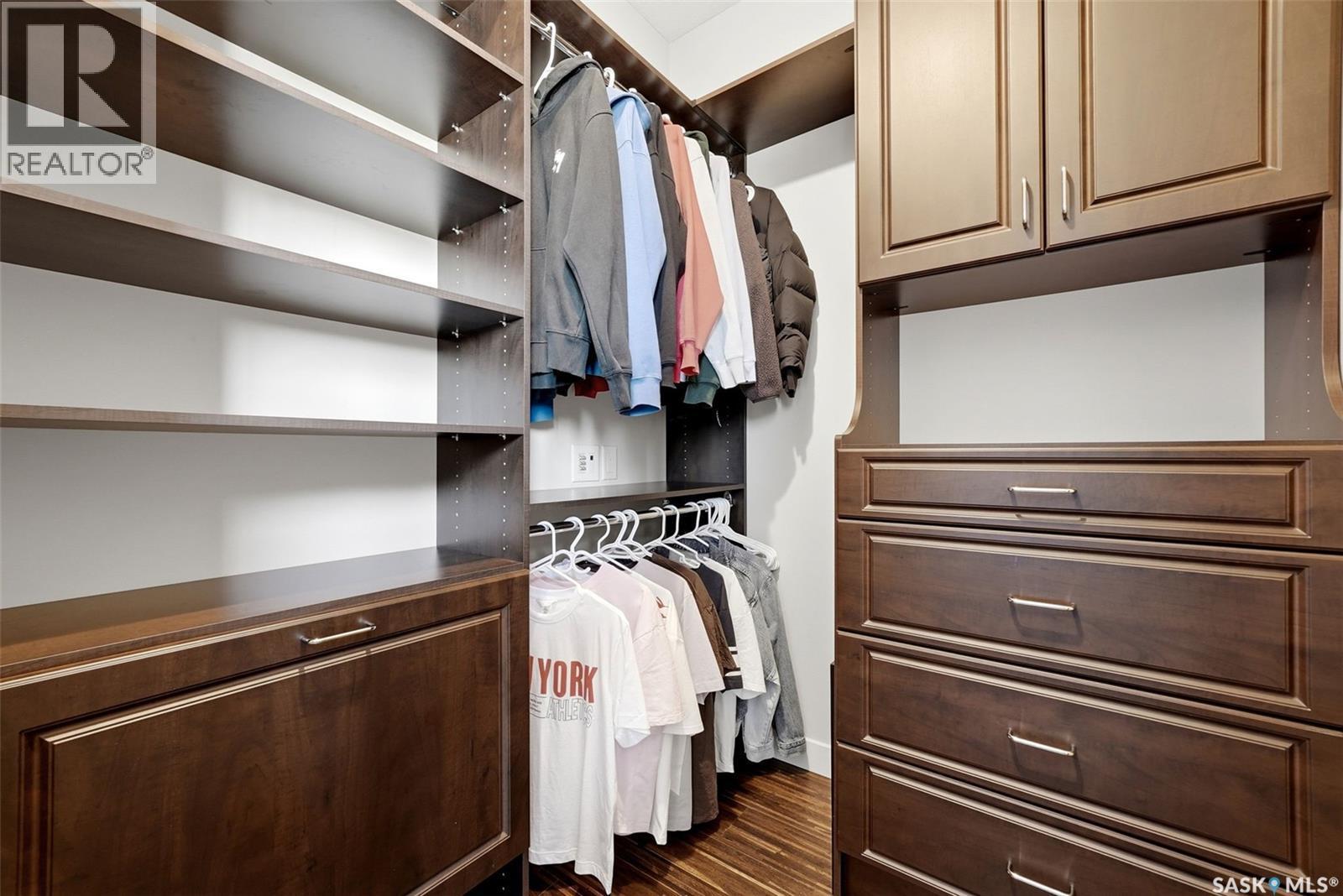 2423 Linner Bay, Regina, SK - Indoor With Storage