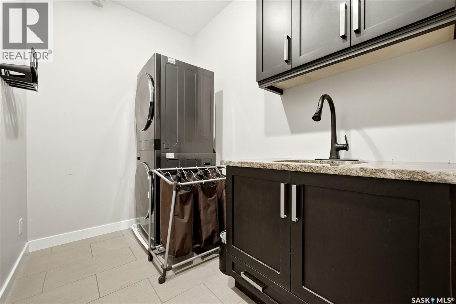 2423 Linner Bay, Regina, SK - Indoor Photo Showing Laundry Room