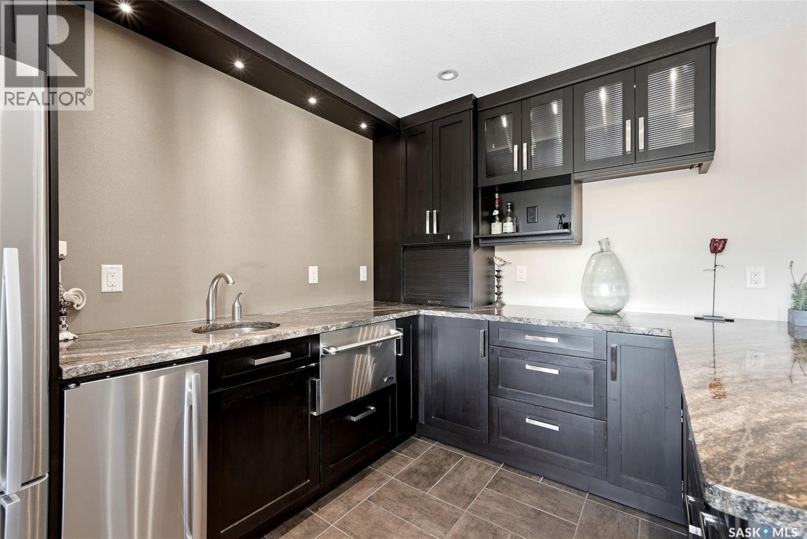 2423 Linner Bay, Regina, SK - Indoor Photo Showing Kitchen With Upgraded Kitchen