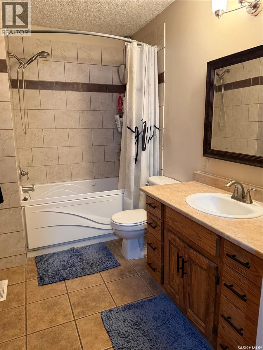 202 1St Street E, Turtleford, SK - Indoor Photo Showing Bathroom