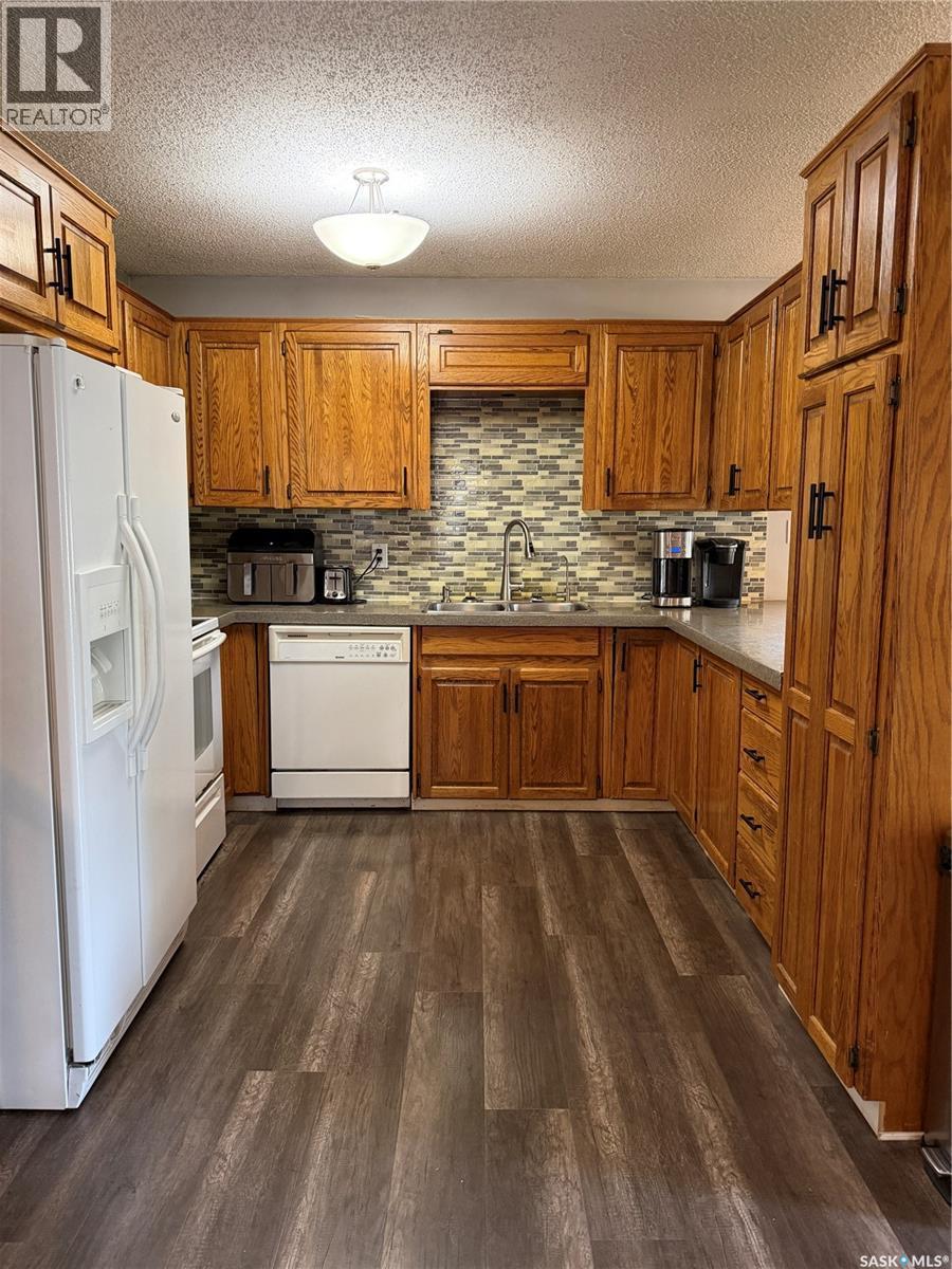 202 1St Street E, Turtleford, SK - Indoor Photo Showing Kitchen