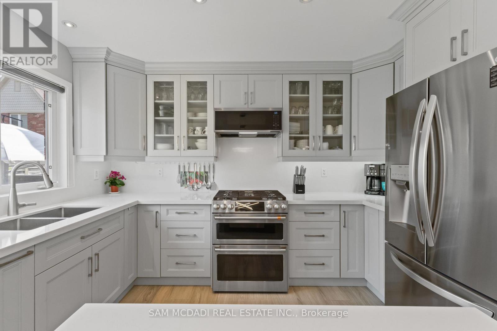 920 Clark Boulevard, Milton, ON - Indoor Photo Showing Kitchen With Double Sink With Upgraded Kitchen