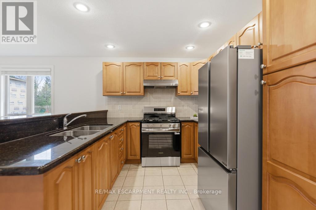 80 Lister Avenue, Hamilton, ON - Indoor Photo Showing Kitchen With Double Sink