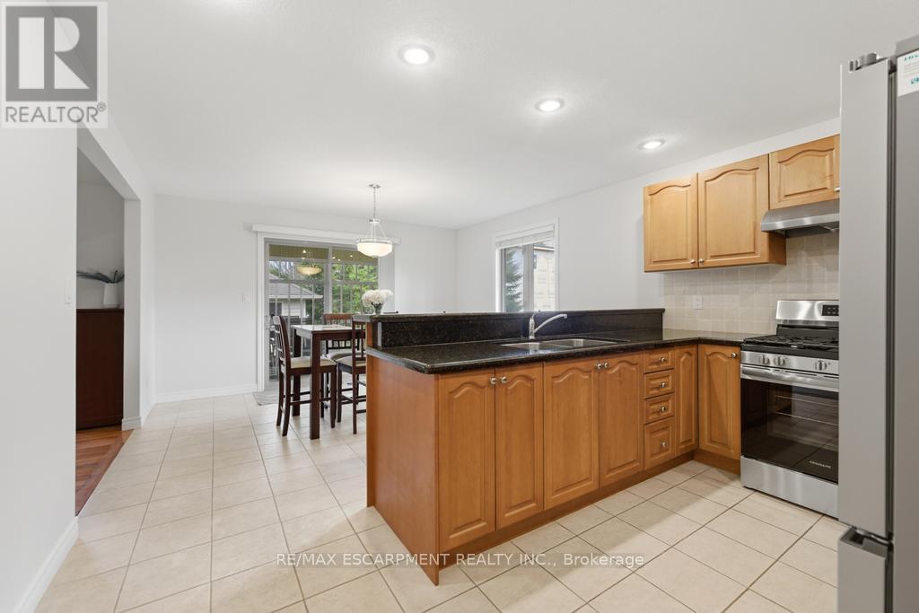 80 Lister Avenue, Hamilton, ON - Indoor Photo Showing Kitchen