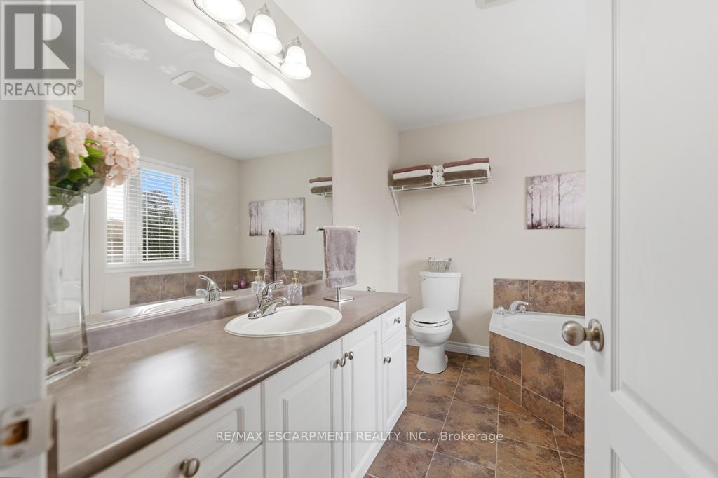 80 Lister Avenue, Hamilton, ON - Indoor Photo Showing Bathroom