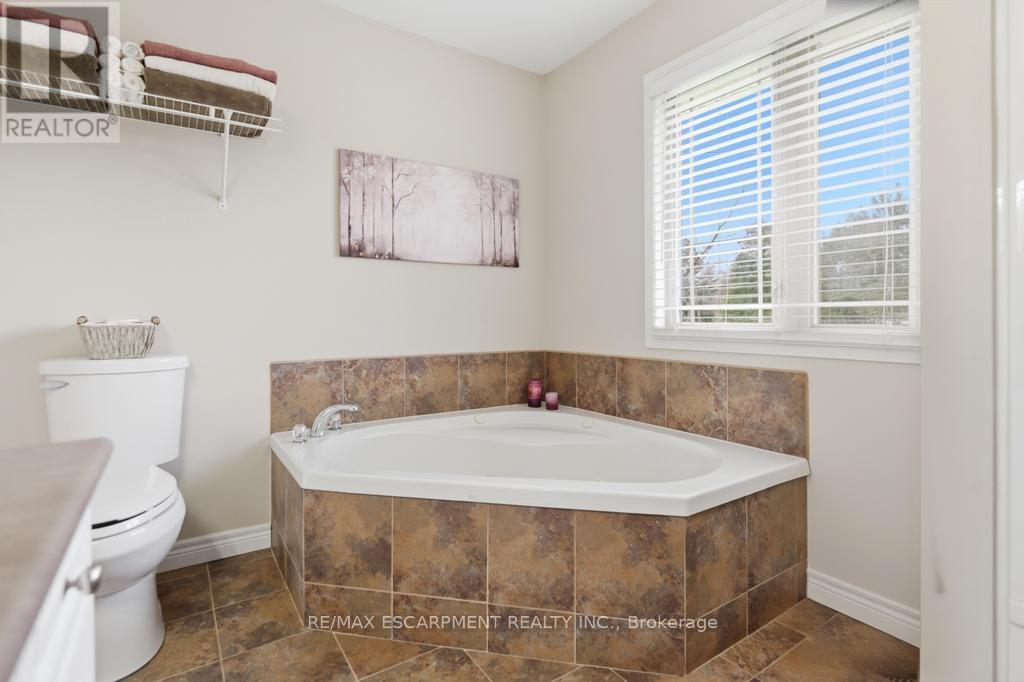 80 Lister Avenue, Hamilton, ON - Indoor Photo Showing Bathroom