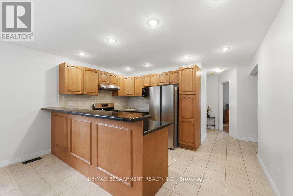 80 Lister Avenue, Hamilton, ON - Indoor Photo Showing Kitchen