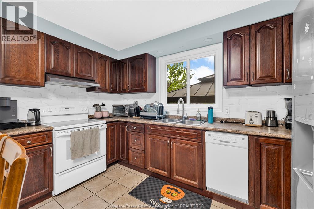 3038 Brimley, Windsor, ON - Indoor Photo Showing Kitchen With Double Sink