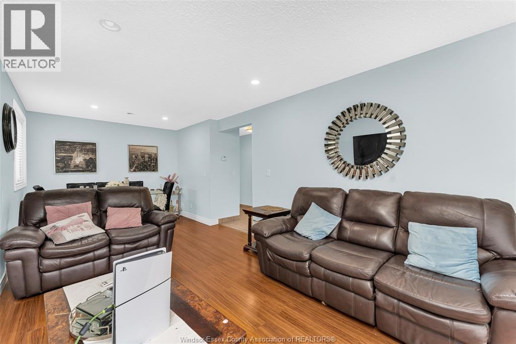 3038 Brimley, Windsor, ON - Indoor Photo Showing Living Room