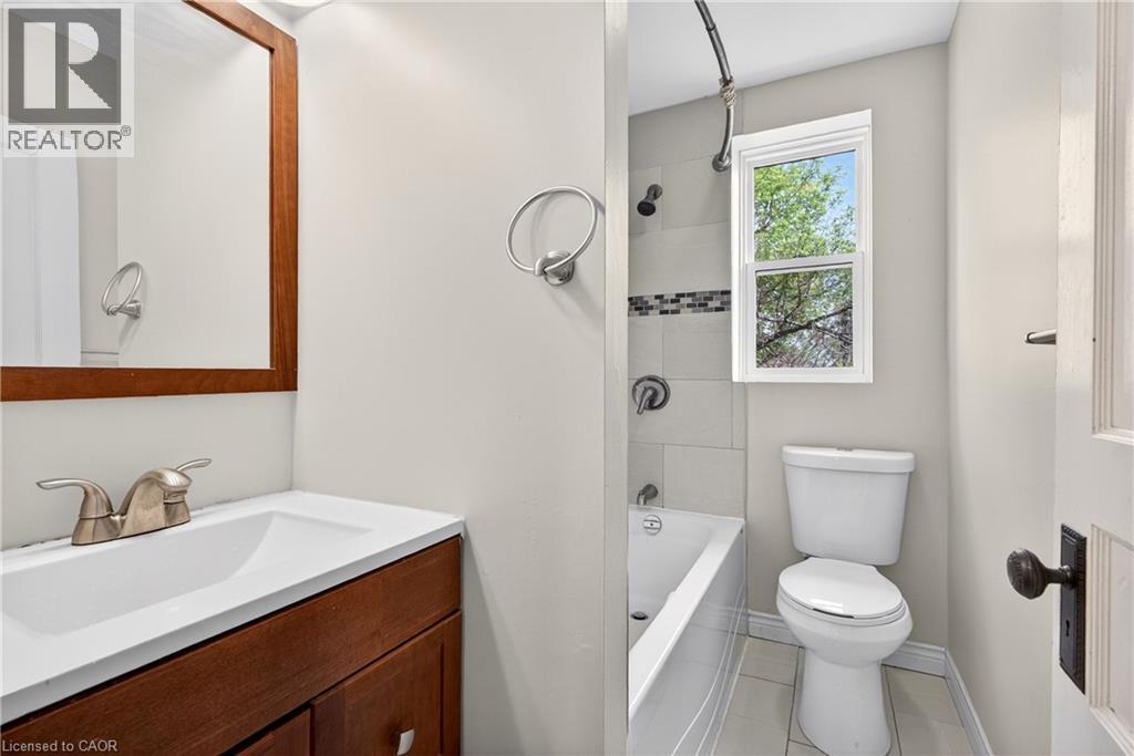520 John Street N, Hamilton, ON - Indoor Photo Showing Bathroom