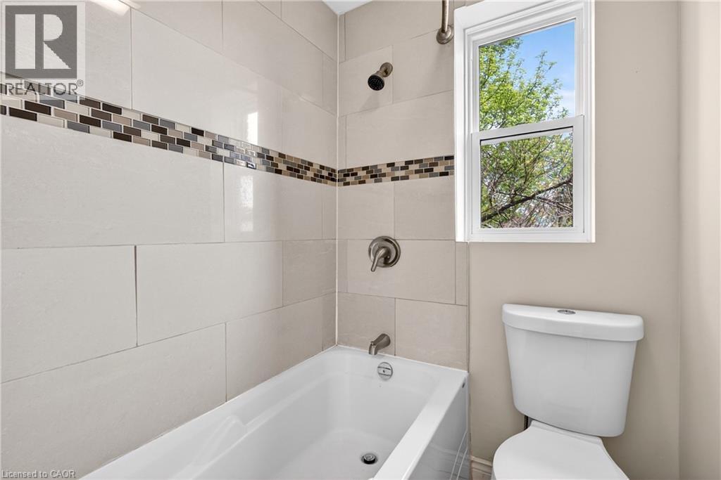 520 John Street N, Hamilton, ON - Indoor Photo Showing Bathroom