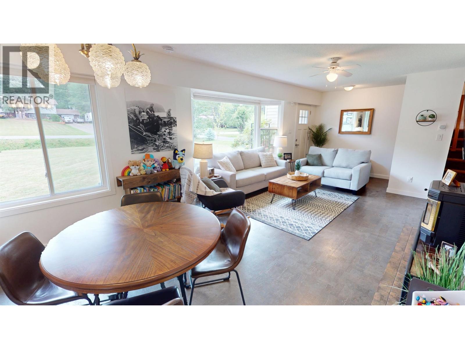 115 S Brears Road, Quesnel, BC - Indoor Photo Showing Living Room