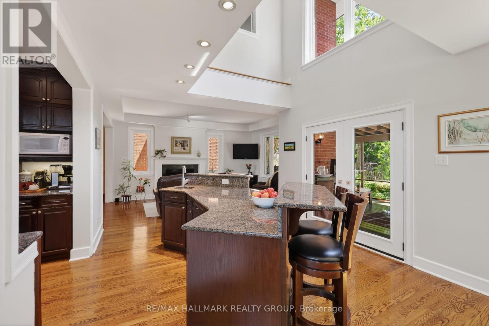2043 Riverside Drive, Ottawa, ON - Indoor Photo Showing Kitchen With Upgraded Kitchen