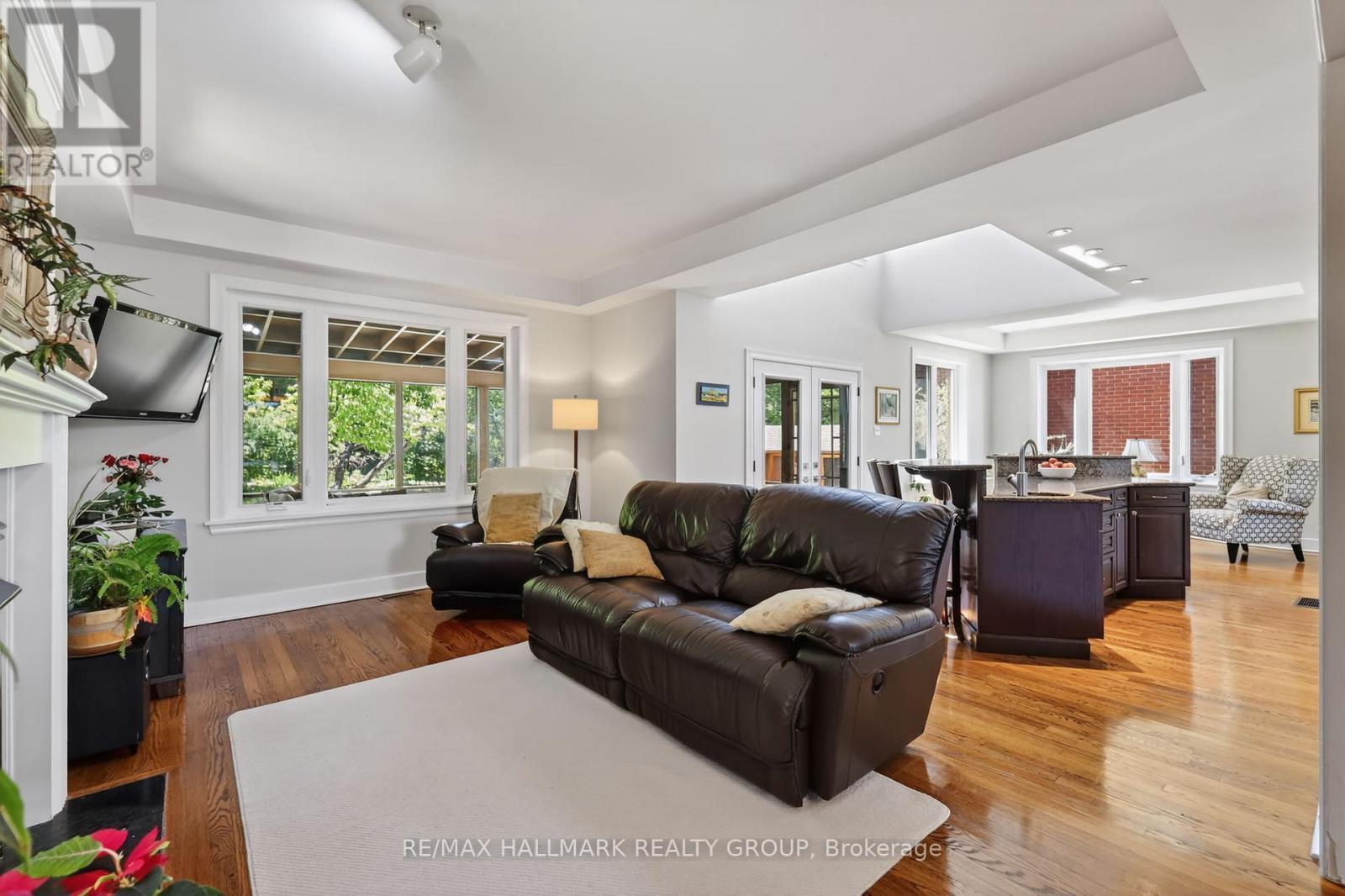 2043 Riverside Drive, Ottawa, ON - Indoor Photo Showing Living Room