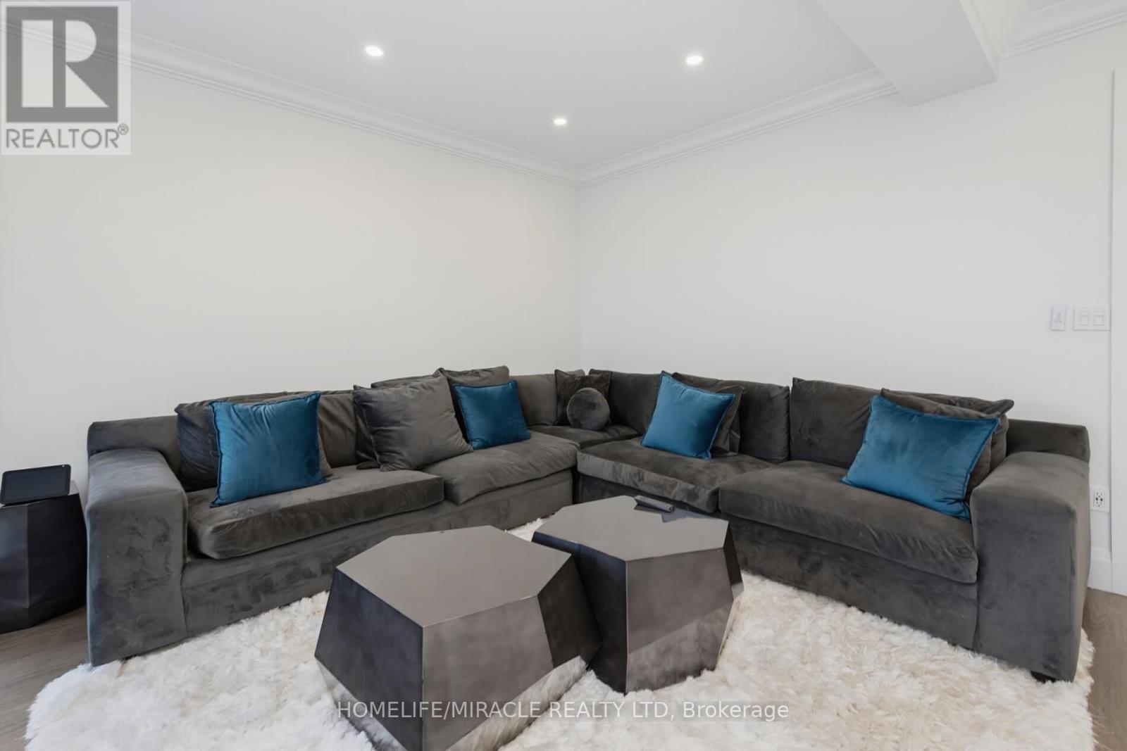 7350 Glamorgan Way, Mississauga, ON - Indoor Photo Showing Living Room
