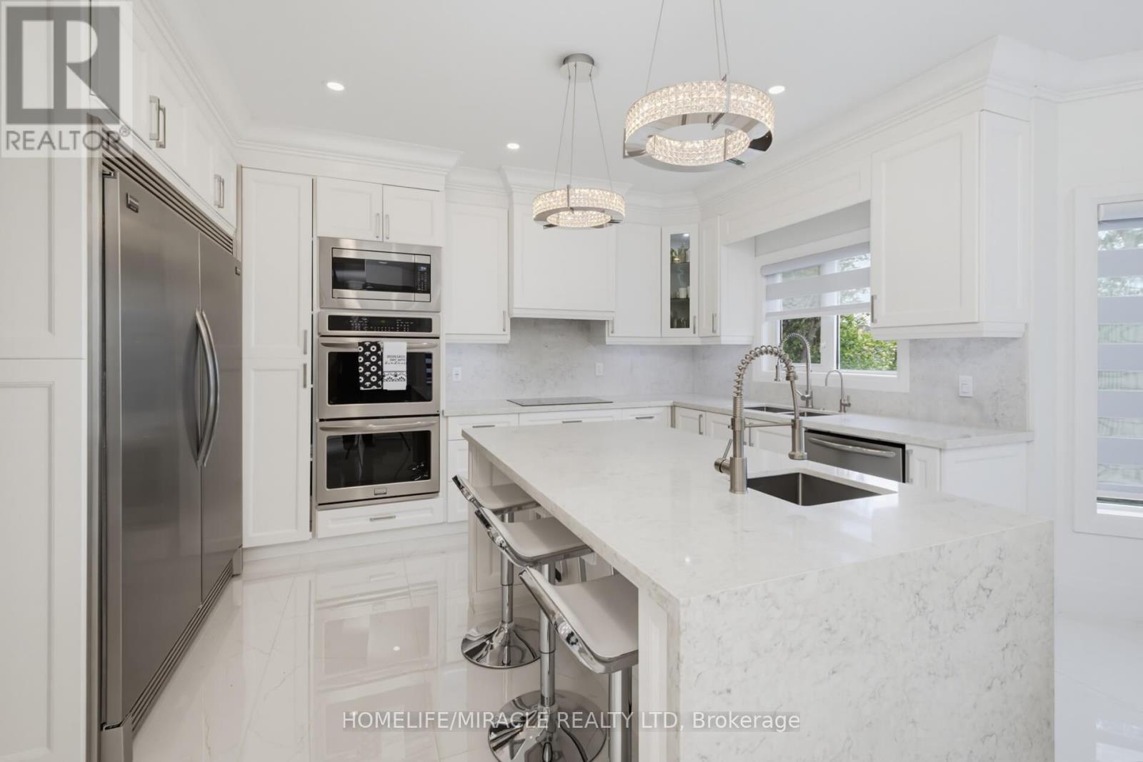 7350 Glamorgan Way, Mississauga, ON - Indoor Photo Showing Kitchen With Double Sink With Upgraded Kitchen