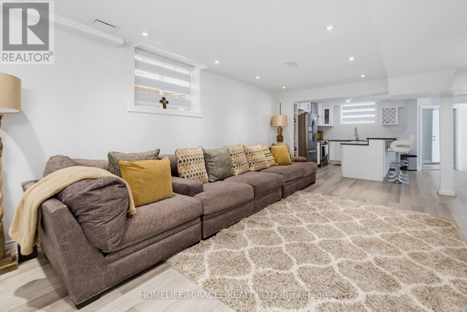 7350 Glamorgan Way, Mississauga, ON - Indoor Photo Showing Living Room