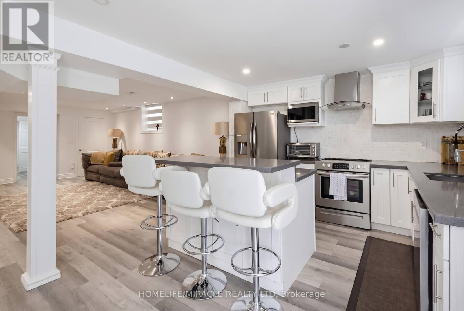 7350 Glamorgan Way, Mississauga, ON - Indoor Photo Showing Kitchen With Upgraded Kitchen