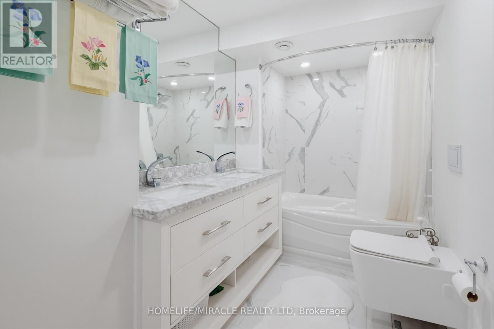 7350 Glamorgan Way, Mississauga, ON - Indoor Photo Showing Bathroom