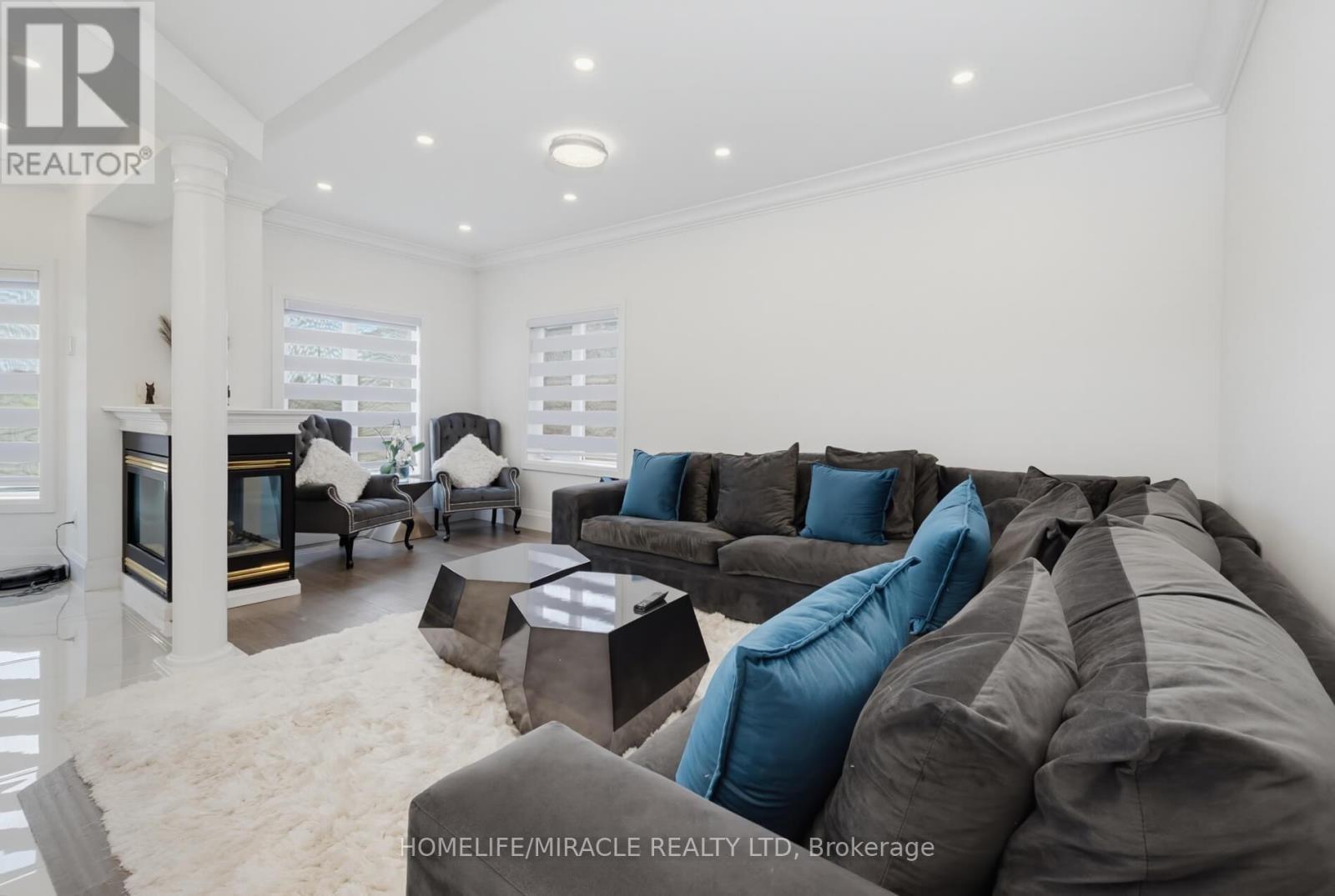 7350 Glamorgan Way, Mississauga, ON - Indoor Photo Showing Living Room