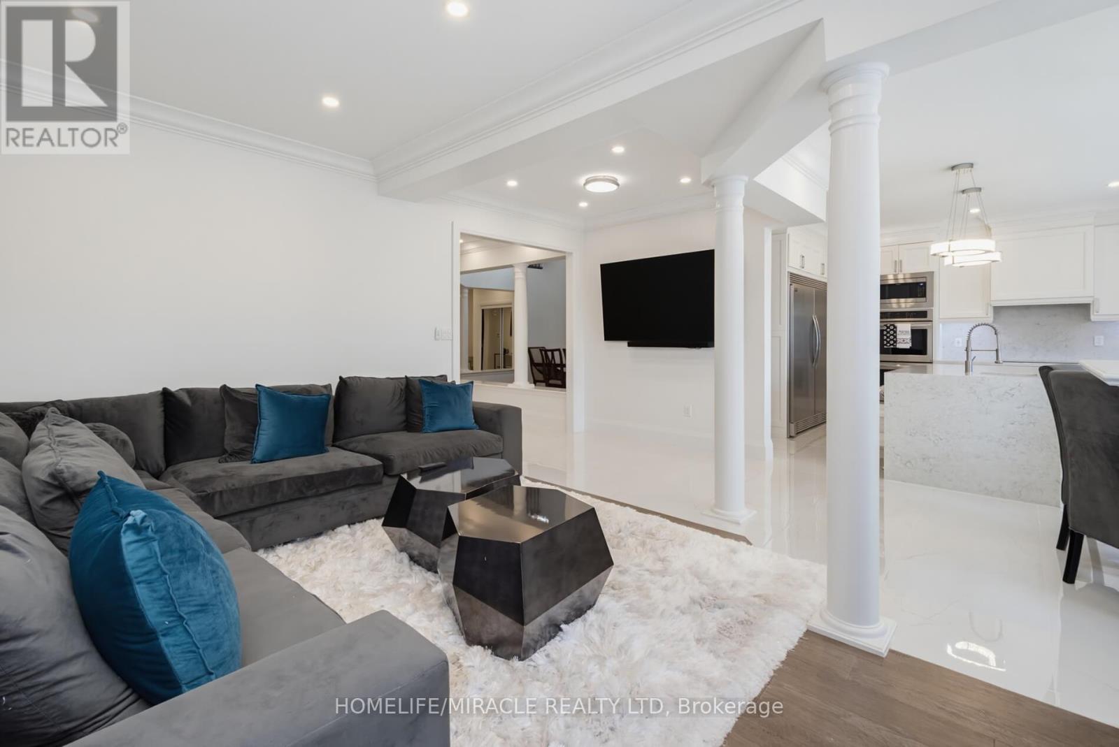 7350 Glamorgan Way, Mississauga, ON - Indoor Photo Showing Living Room