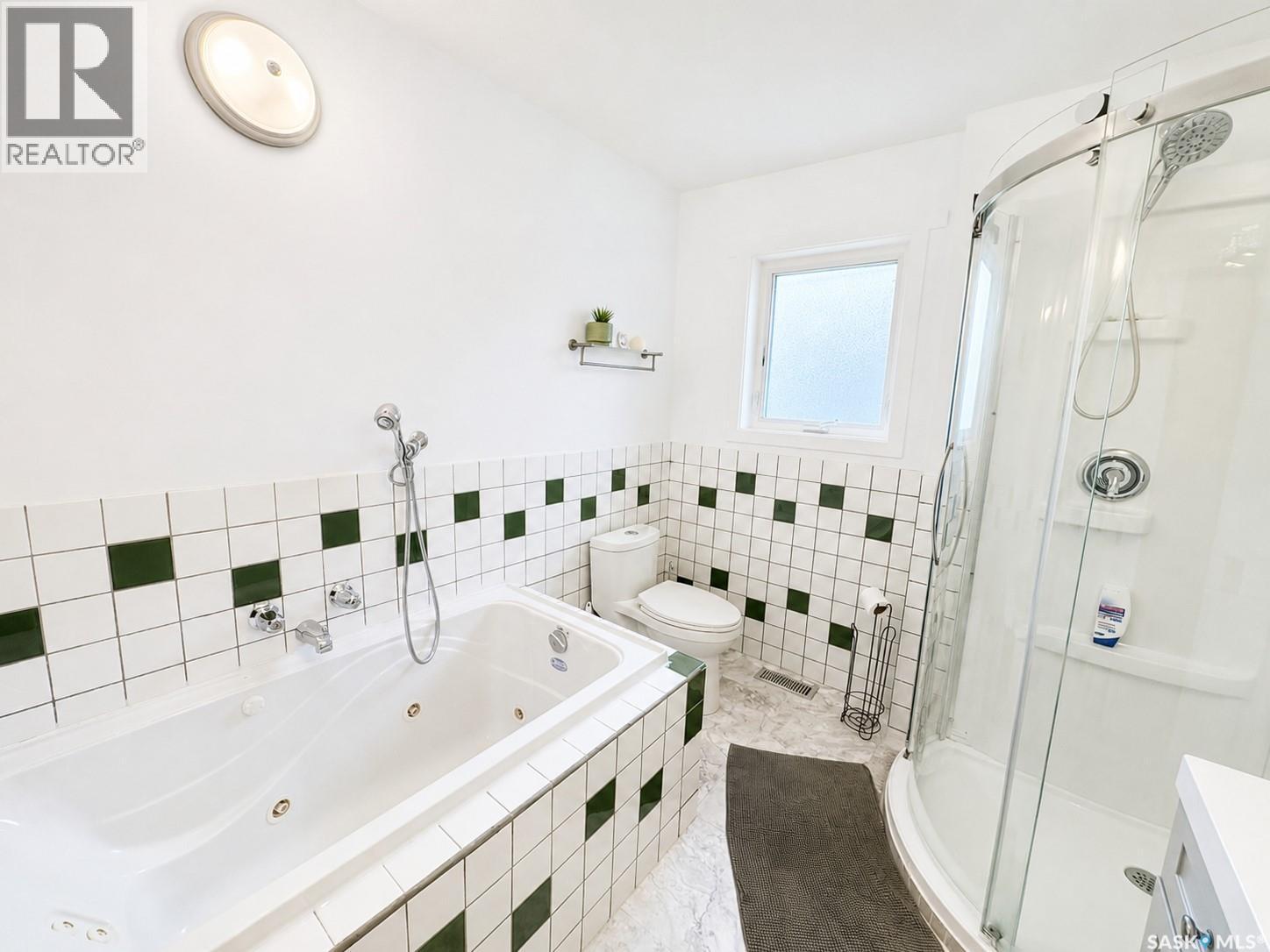 924 Weldon Avenue, Saskatoon, SK - Indoor Photo Showing Bathroom