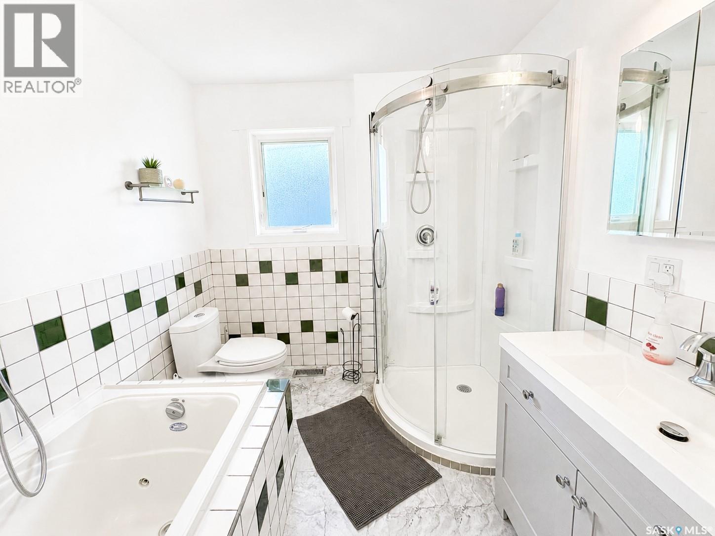 924 Weldon Avenue, Saskatoon, SK - Indoor Photo Showing Bathroom