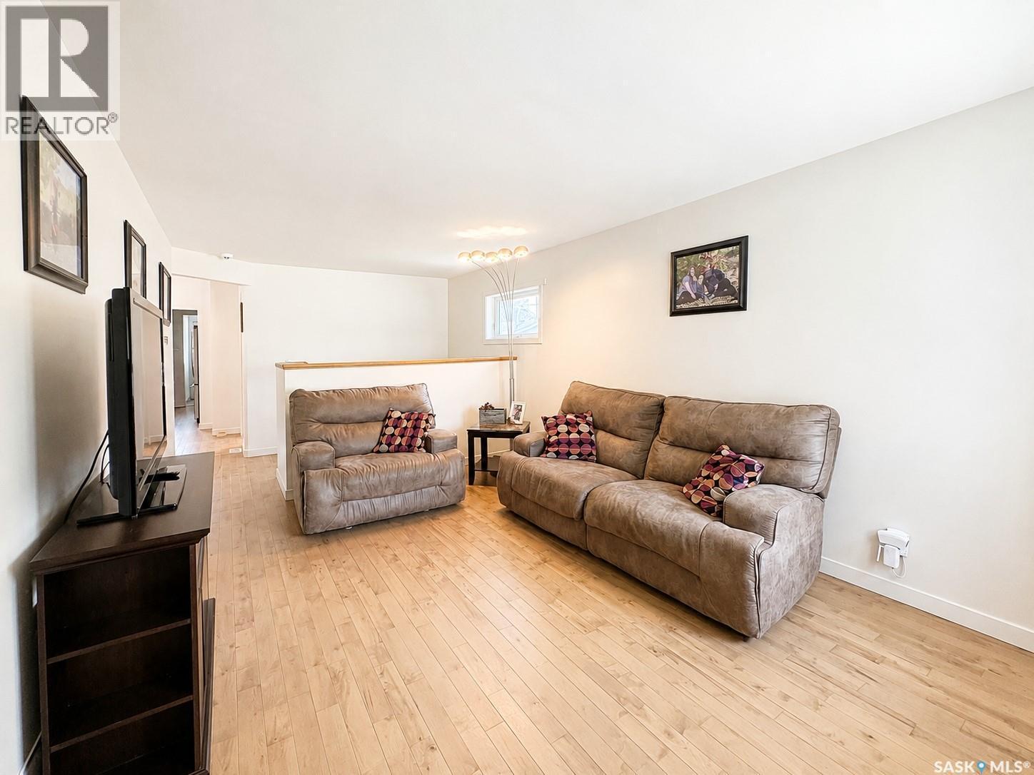 924 Weldon Avenue, Saskatoon, SK - Indoor Photo Showing Living Room