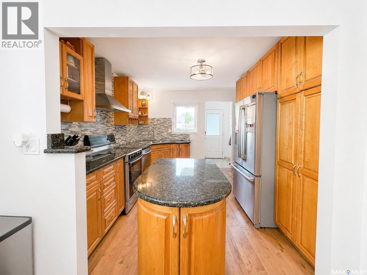 924 Weldon Avenue, Saskatoon, SK - Indoor Photo Showing Kitchen