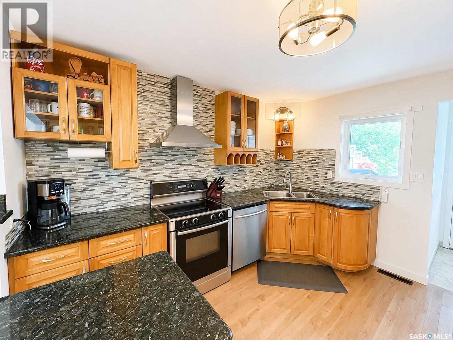 924 Weldon Avenue, Saskatoon, SK - Indoor Photo Showing Kitchen