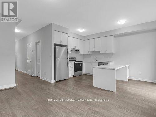 32 Vickers Road, Hamilton, ON - Indoor Photo Showing Kitchen
