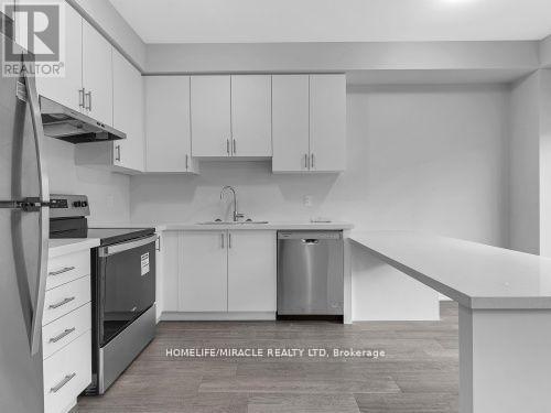 32 Vickers Road, Hamilton, ON - Indoor Photo Showing Kitchen