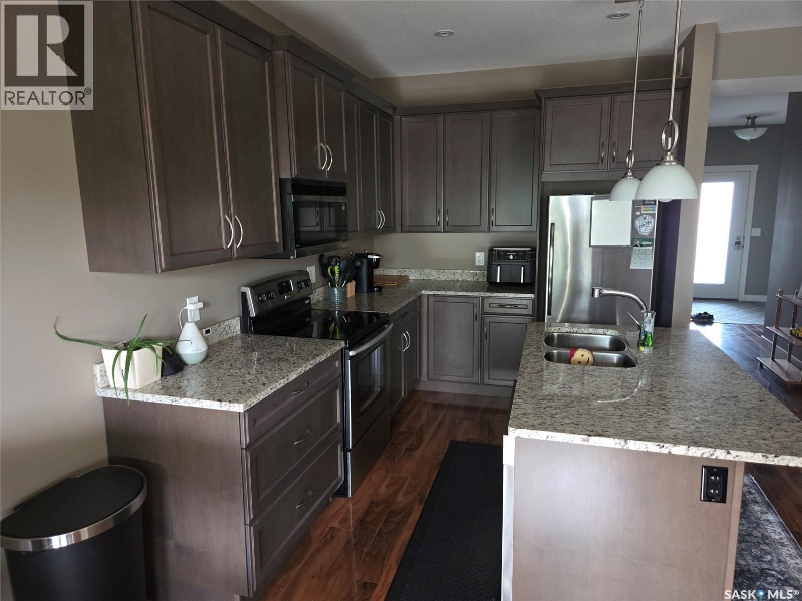 103 115 Shepherd Crescent, Saskatoon, SK - Indoor Photo Showing Kitchen With Double Sink With Upgraded Kitchen