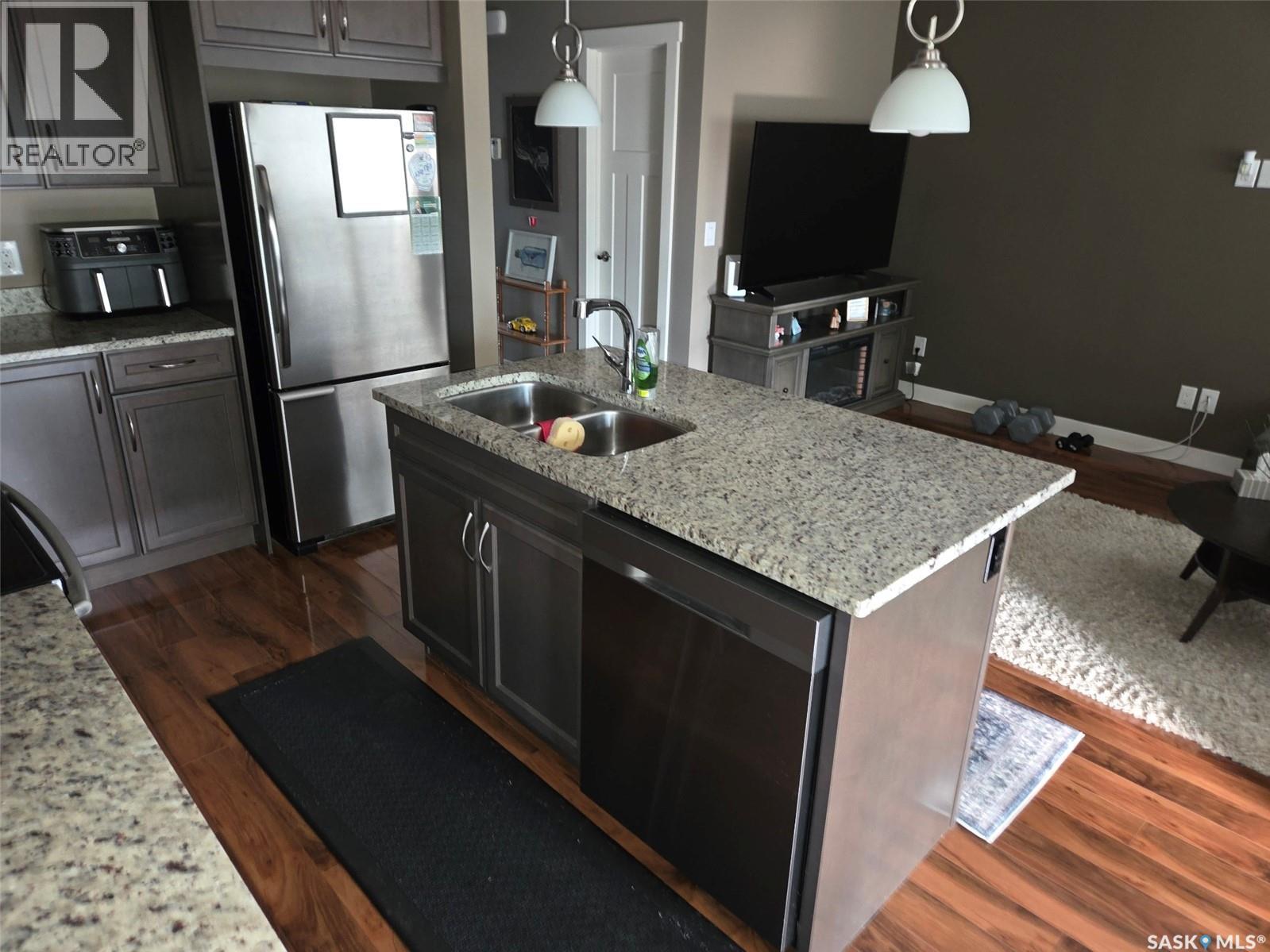 103 115 Shepherd Crescent, Saskatoon, SK - Indoor Photo Showing Kitchen With Double Sink