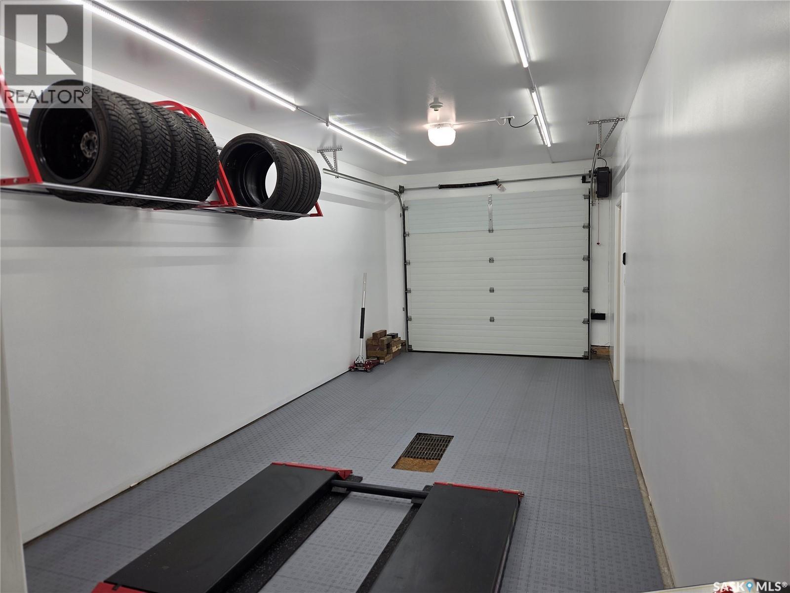 204 3229 Elgaard Drive, Regina, SK - Indoor Photo Showing Garage
