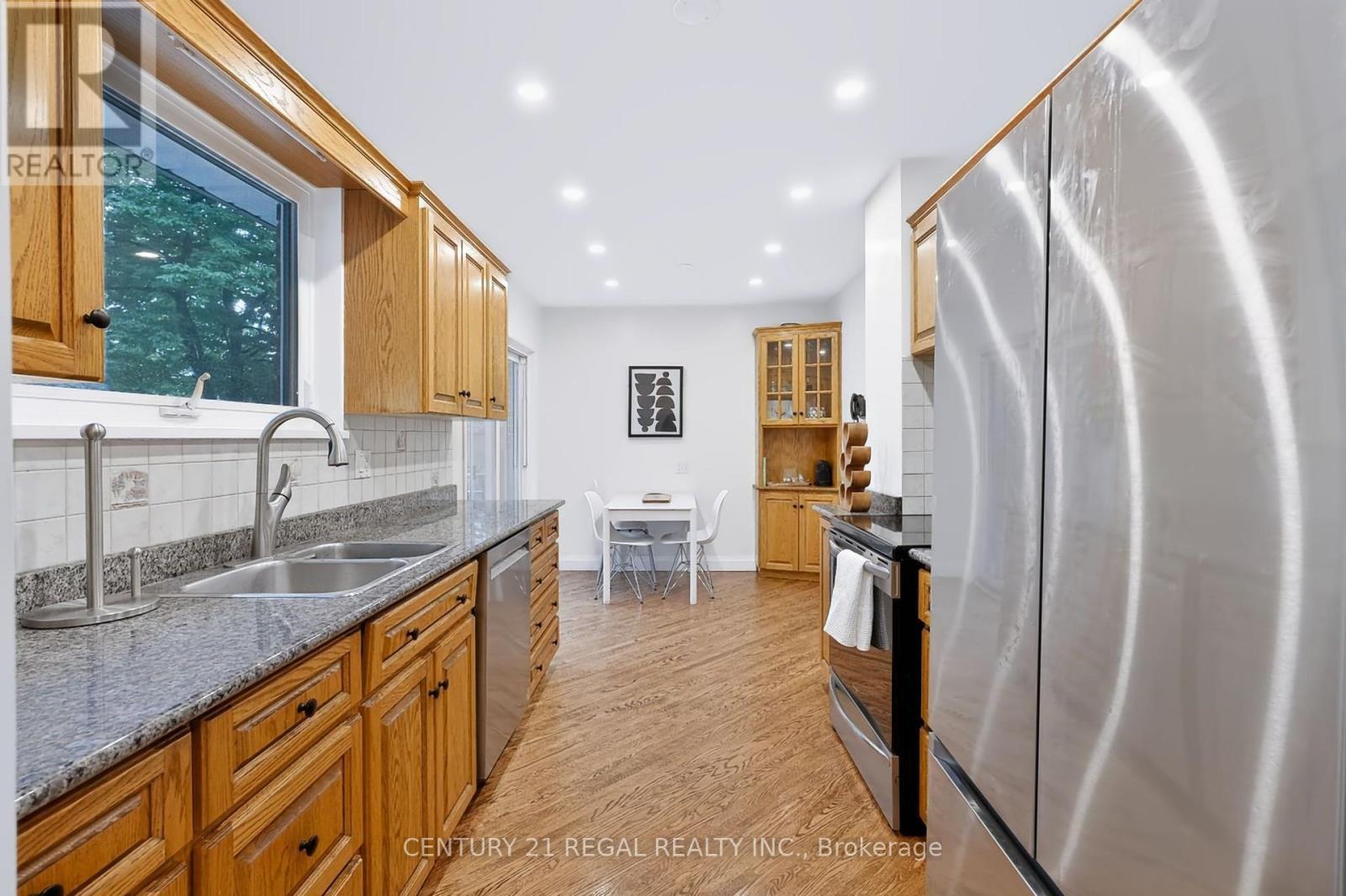 5324 Linbrook Road, Burlington, ON - Indoor Photo Showing Kitchen With Double Sink
