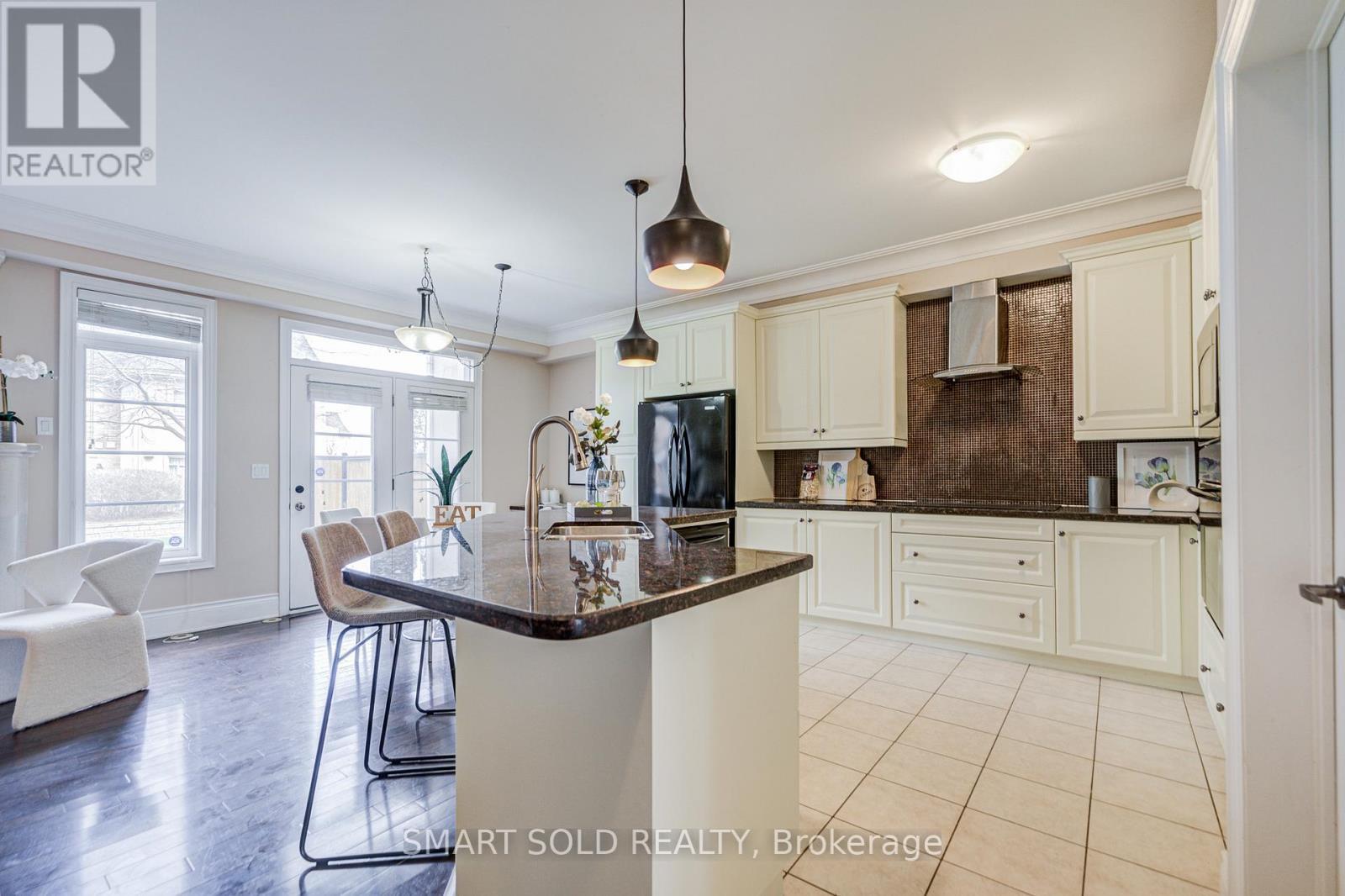 4123 Shipp Drive, Mississauga, ON - Indoor Photo Showing Kitchen With Upgraded Kitchen