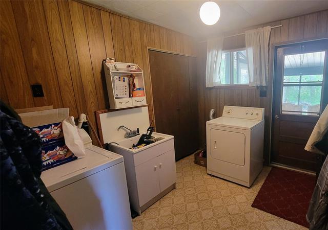 46 Cole Blvd, Gimli Rm, MB - Indoor Photo Showing Laundry Room