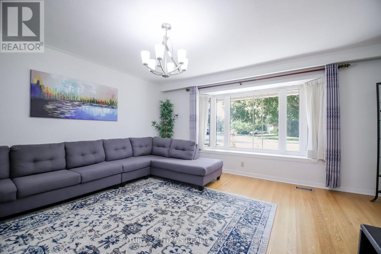 9 Minos Crescent, Toronto, ON - Indoor Photo Showing Living Room